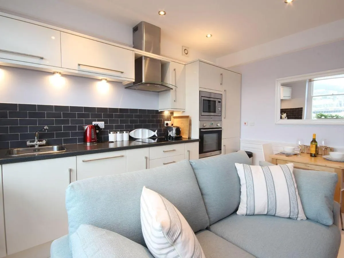 Flat 1, 32 Newcomen Road * Dartmouth
