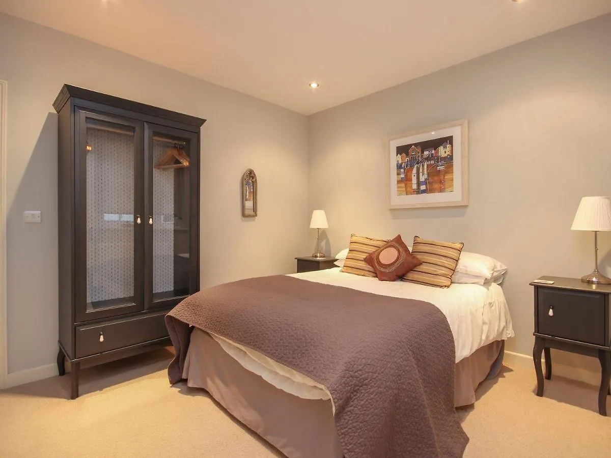 Apartman Flat 1, 32 Newcomen Road *