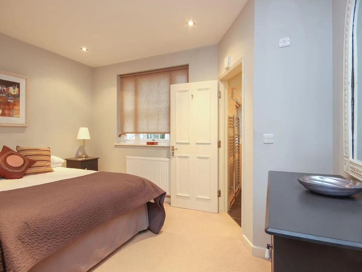 Apartman Flat 1, 32 Newcomen Road *