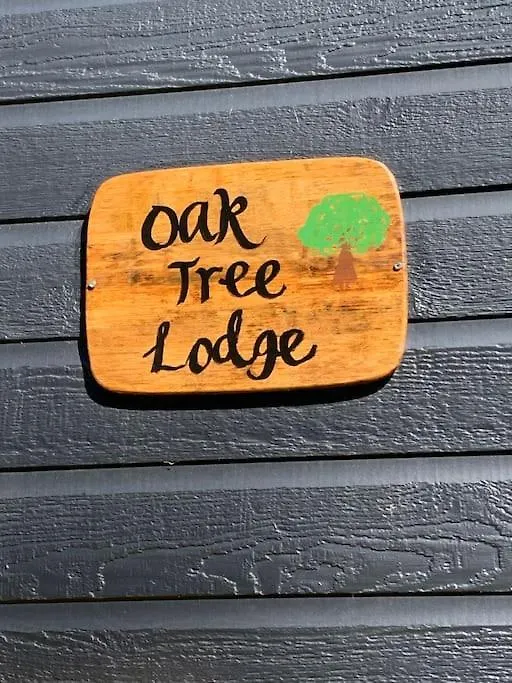 Oak Tree Lodge: Unique 2 Level Shepherd's Hut:
