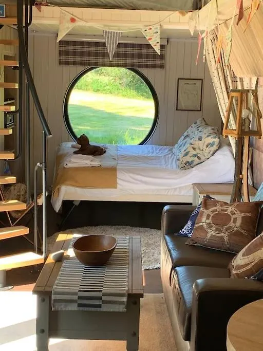 Nyaraló Oak Tree Lodge: Unique 2 Level Shepherd's Hut: Dartmouth