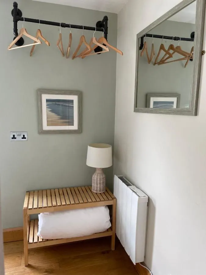 Just B: Town With Smart Tv And Power Shower Dartmouth