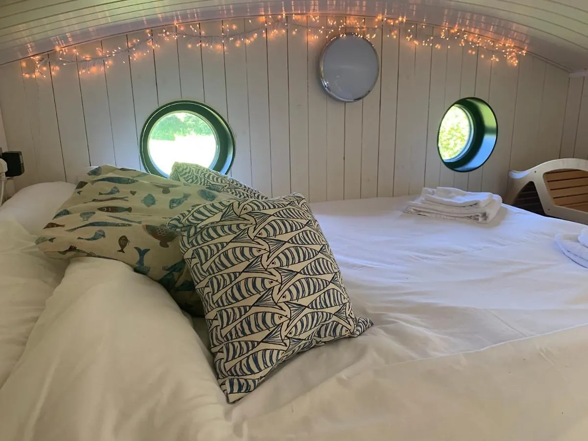 Nyaraló Oak Tree Lodge: Unique 2 Level Shepherd's Hut:
