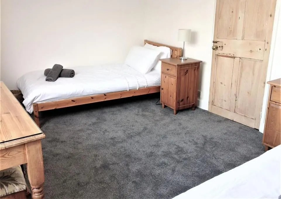 Peaceful, Location. Sleeps 6 * Dartmouth