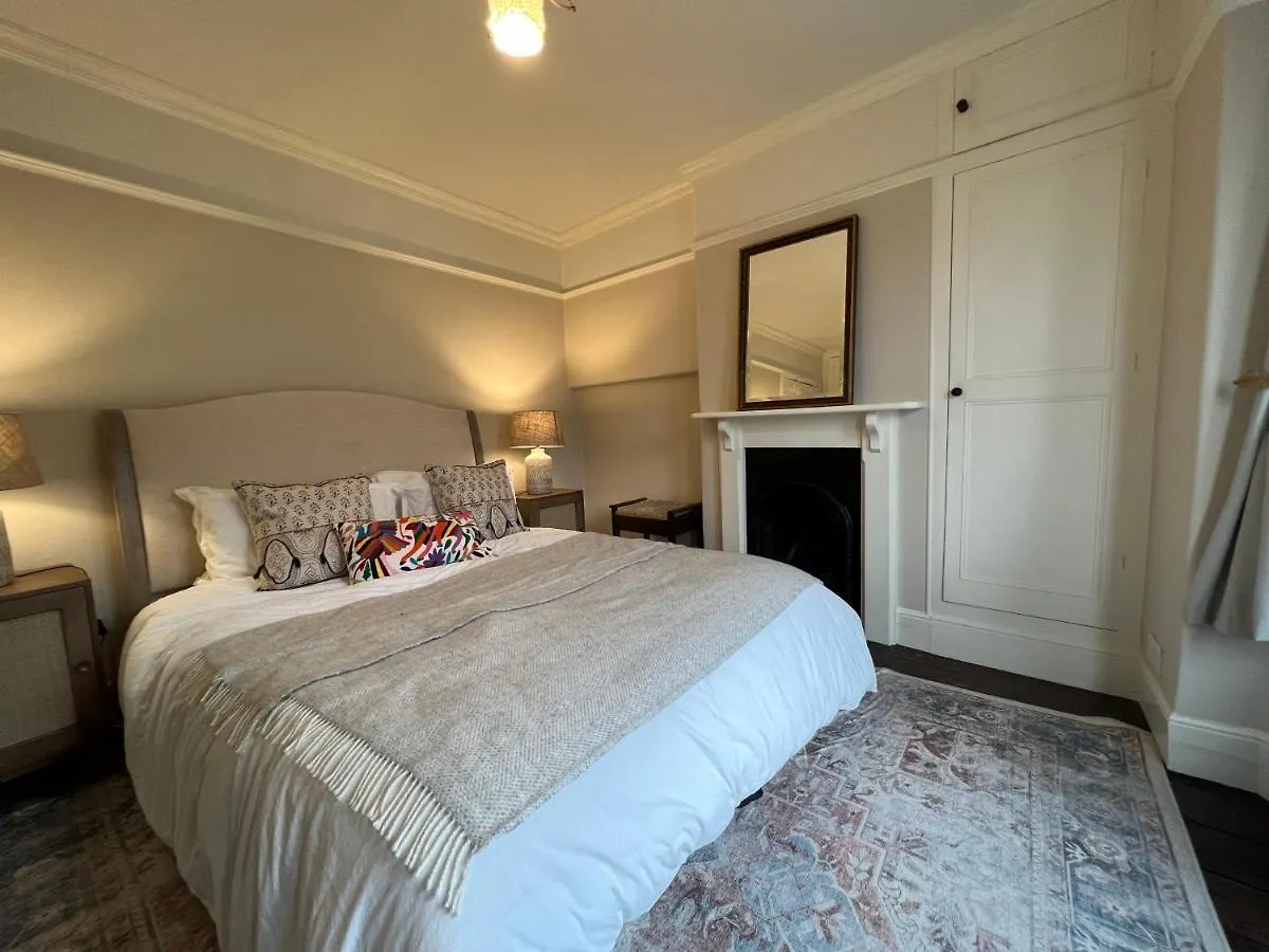 3 Bed * Dartmouth