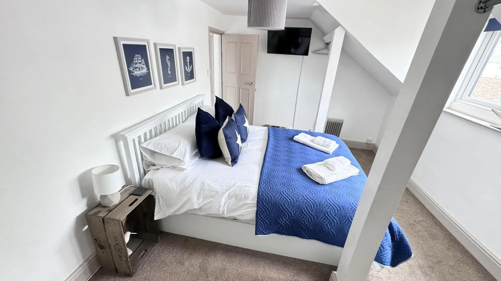 Nancie's Place - Town Center With Private Parking - A Traditional Georgian Private Duplex - Beautifully Refurbished - Two Bedrooms, Bathroom, Kitchen And Lounge Diner *