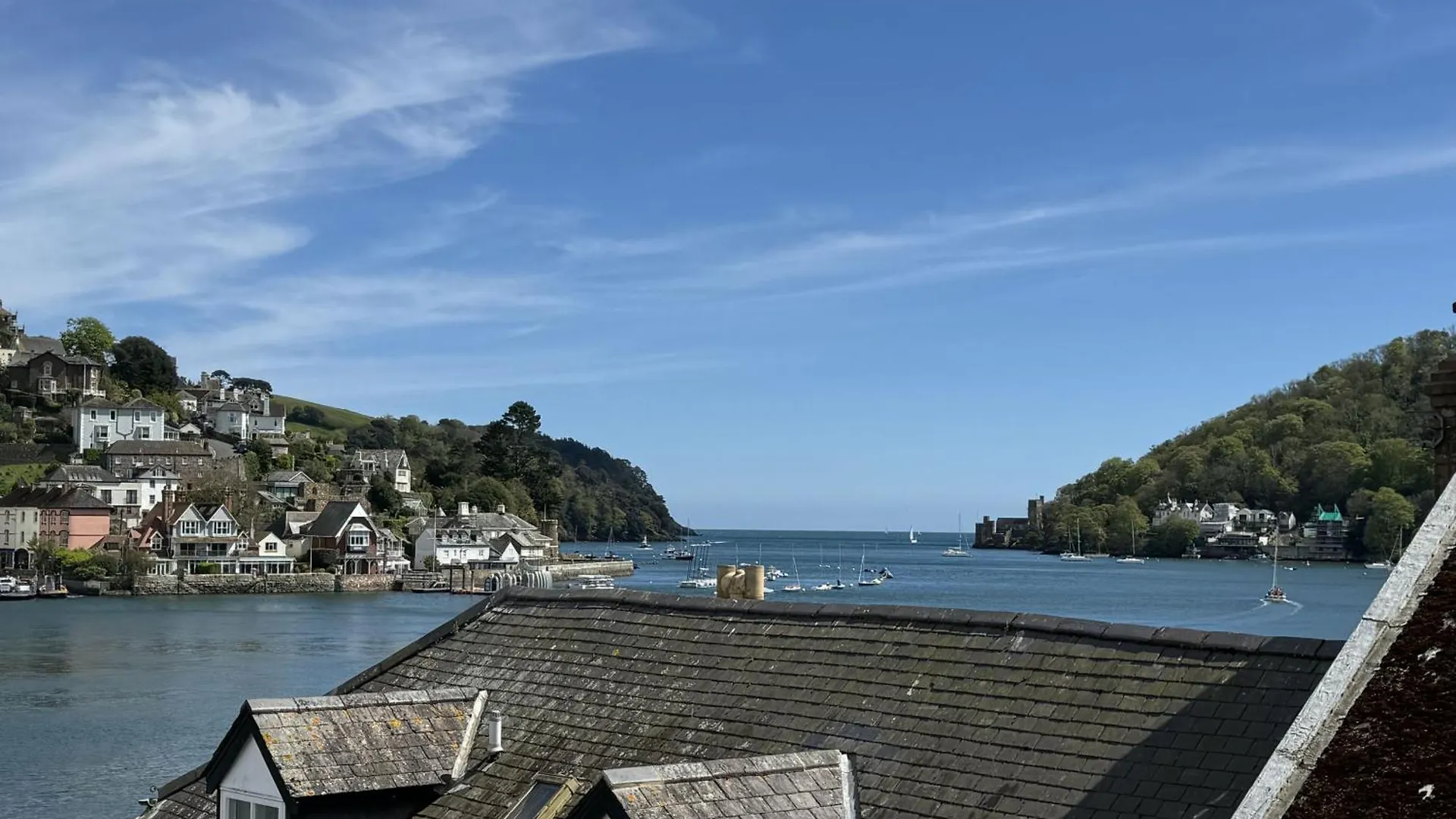 Seascape - Waterfront Apartment, Glorious Views And Parking Holiday home Dartmouth