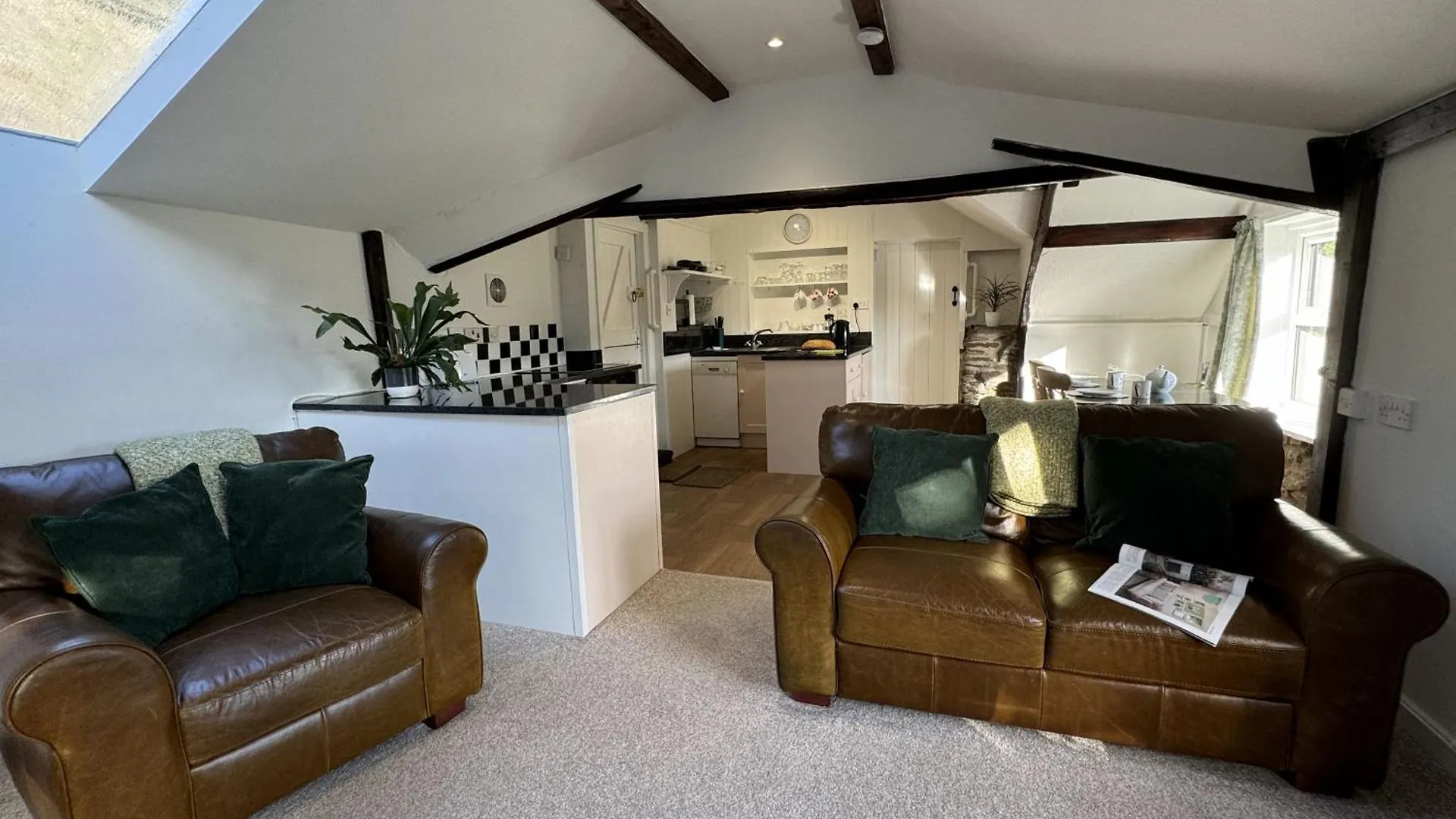 Semesterbostad Greenswood - Cosy Cottage, Rural Location, Beautiful Landscaped Gardens With Pond And