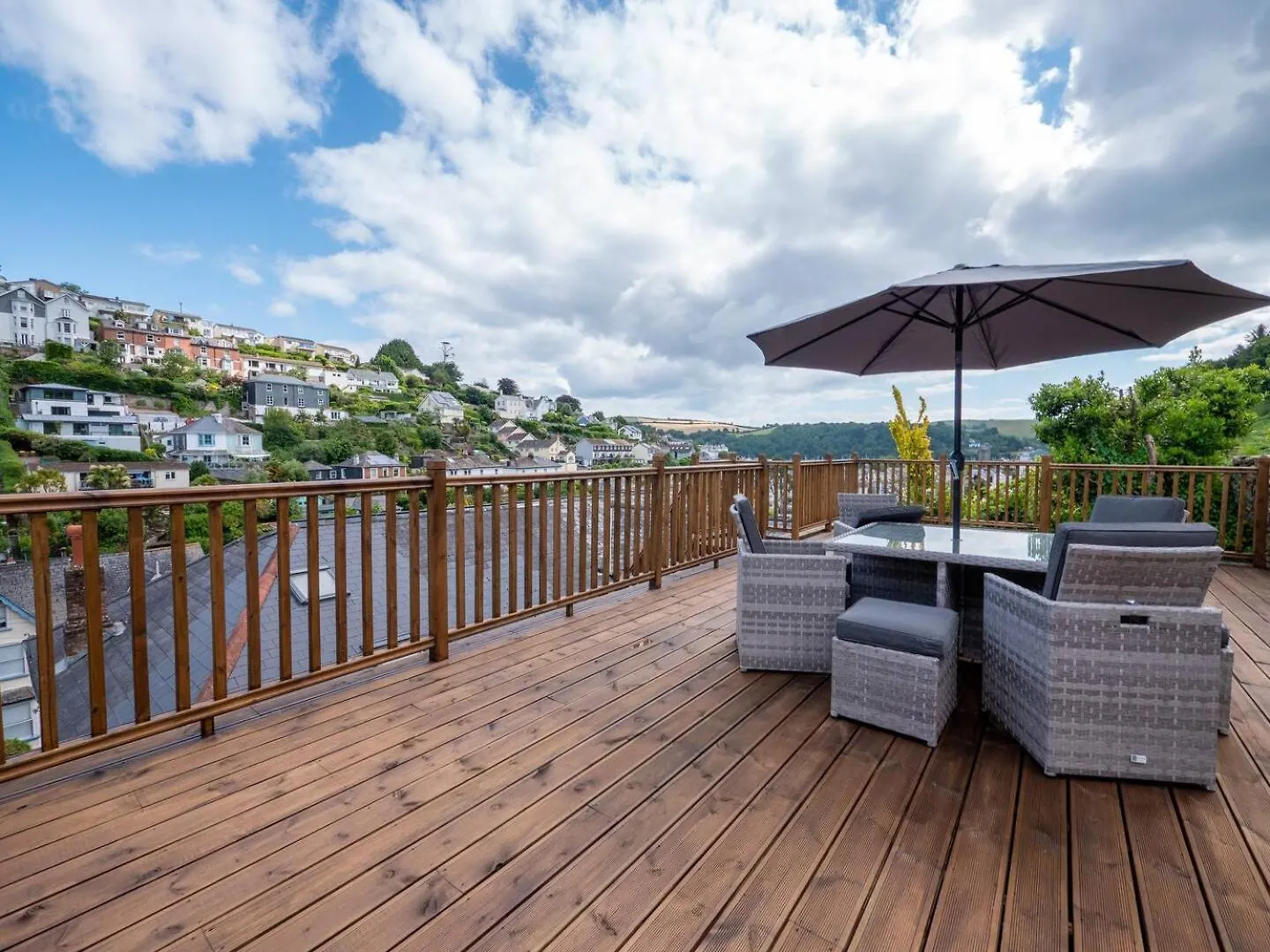 Holiday home Townhouse With Garden, Parking & River Dart Views *