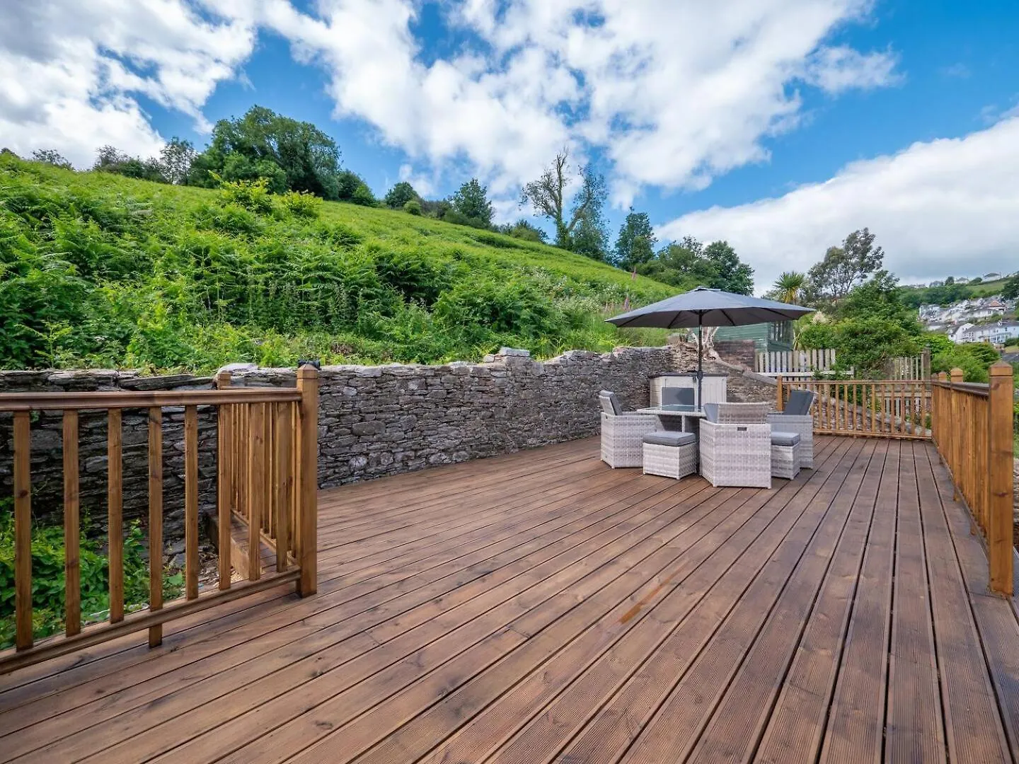 Townhouse With Garden, Parking & River Dart Views *