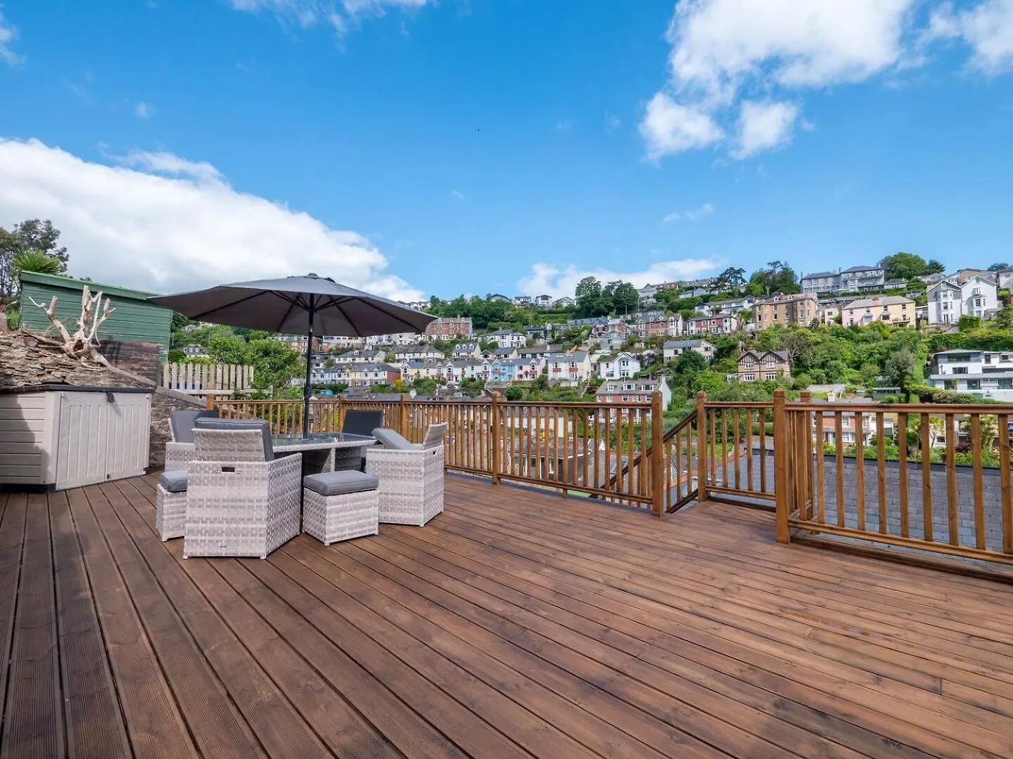 Townhouse With Garden, Parking & River Dart Views Holiday home