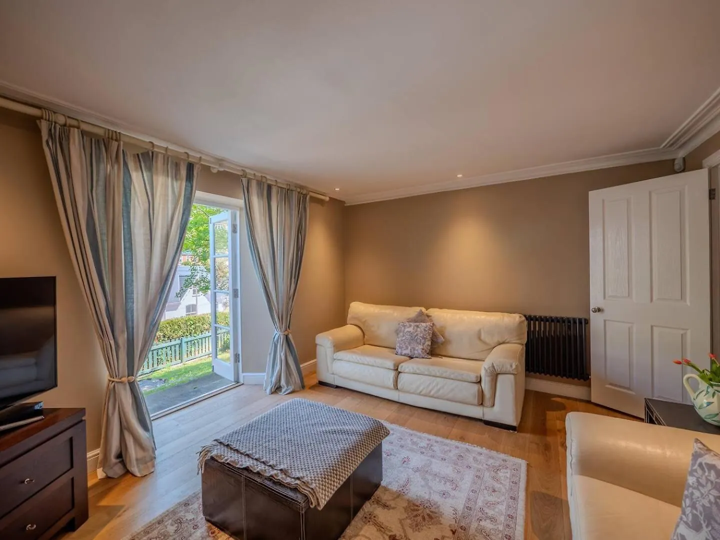 Holiday home Townhouse With Garden, Parking & River Dart Views