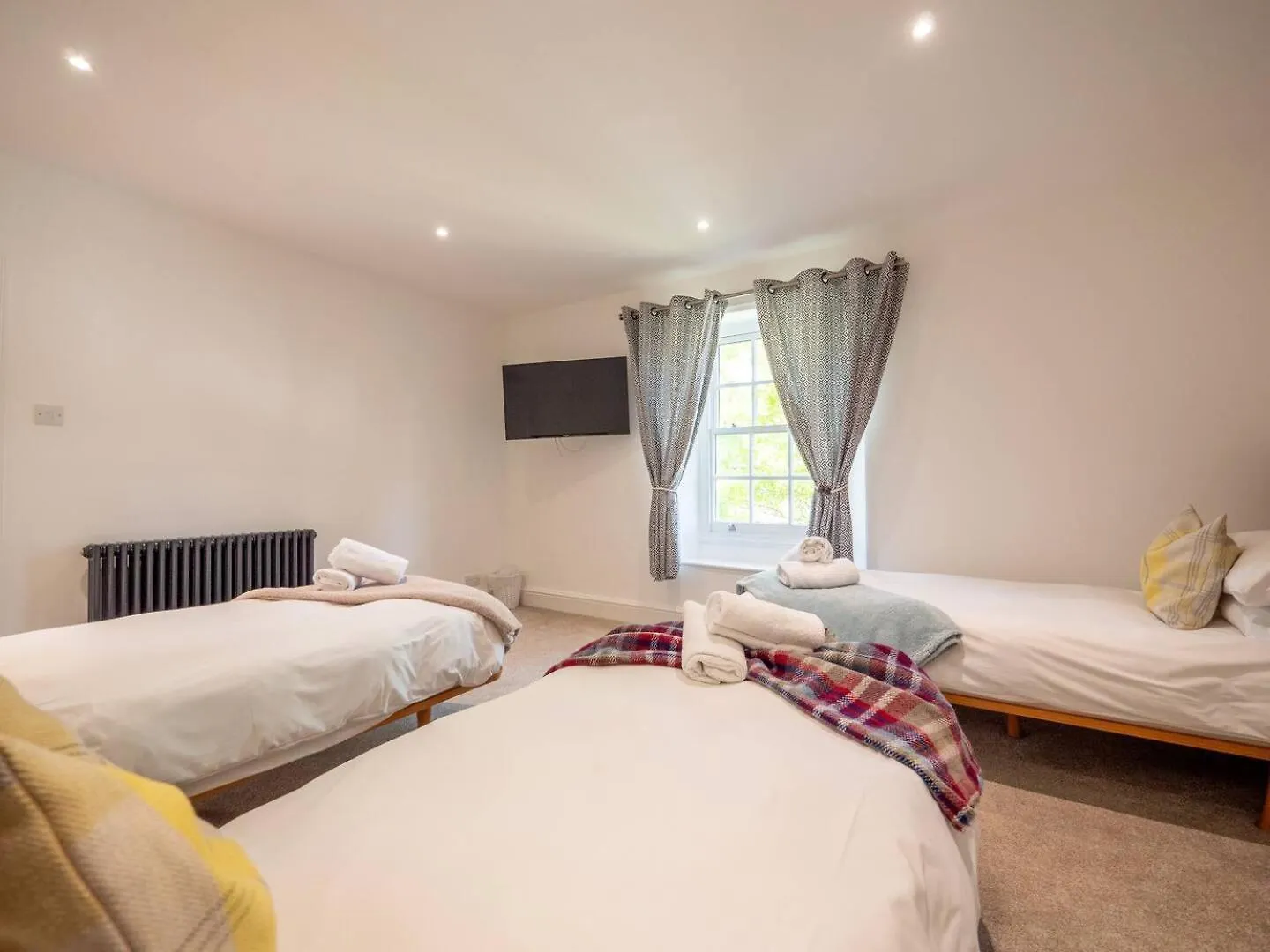 Townhouse With Garden, Parking & River Dart Views Dartmouth