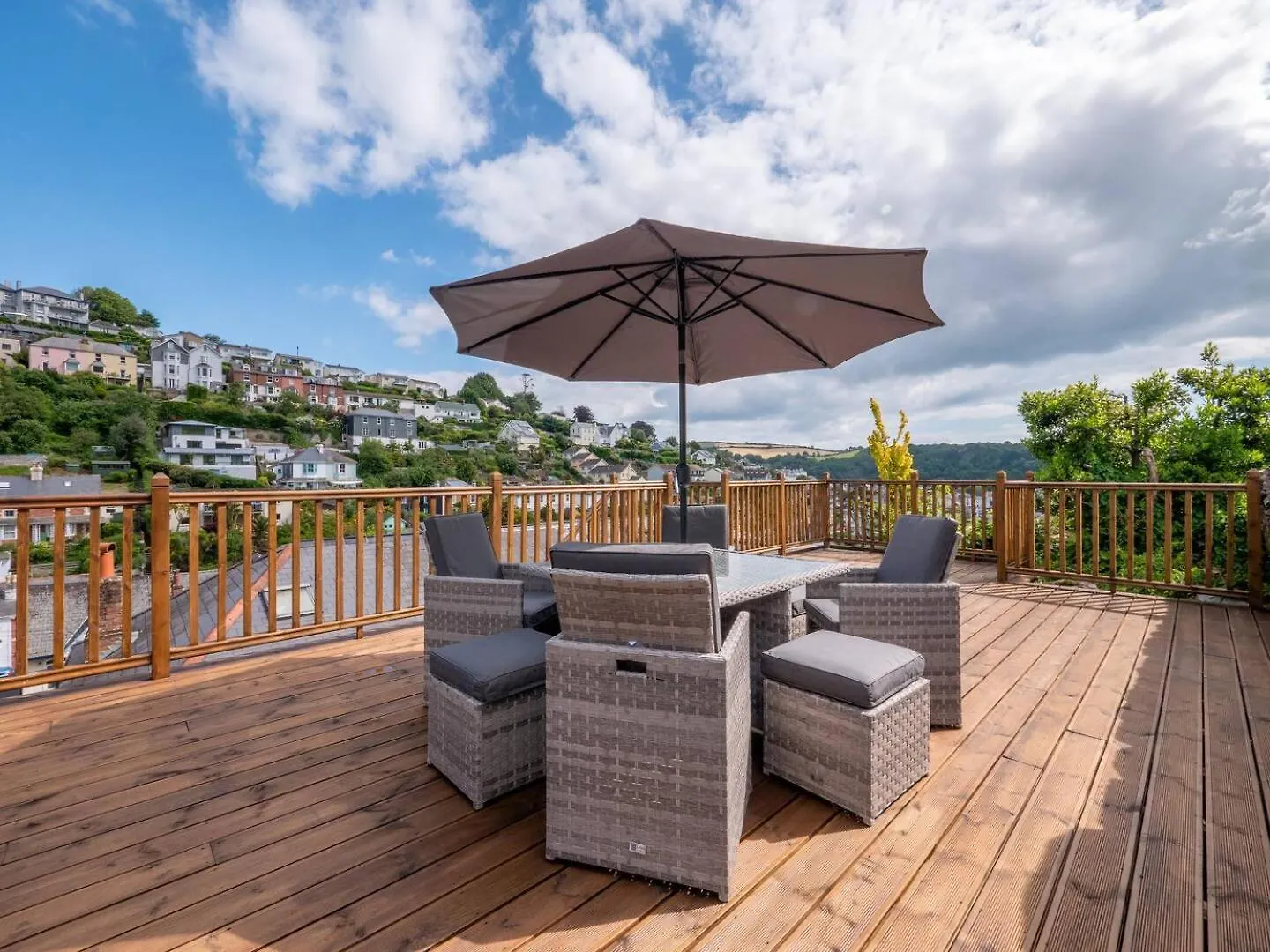 Holiday home Townhouse With Garden, Parking & River Dart Views
