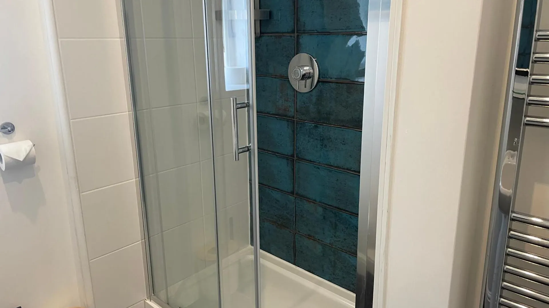 Apartment Just B: Town With Smart Tv And Power Shower