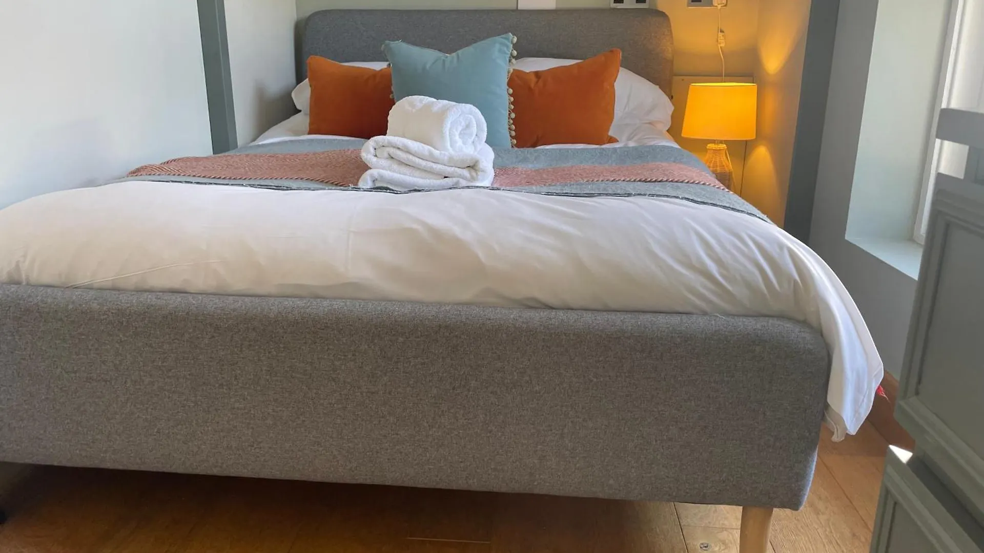 Just B: Town With Smart Tv And Power Shower Apartment Dartmouth