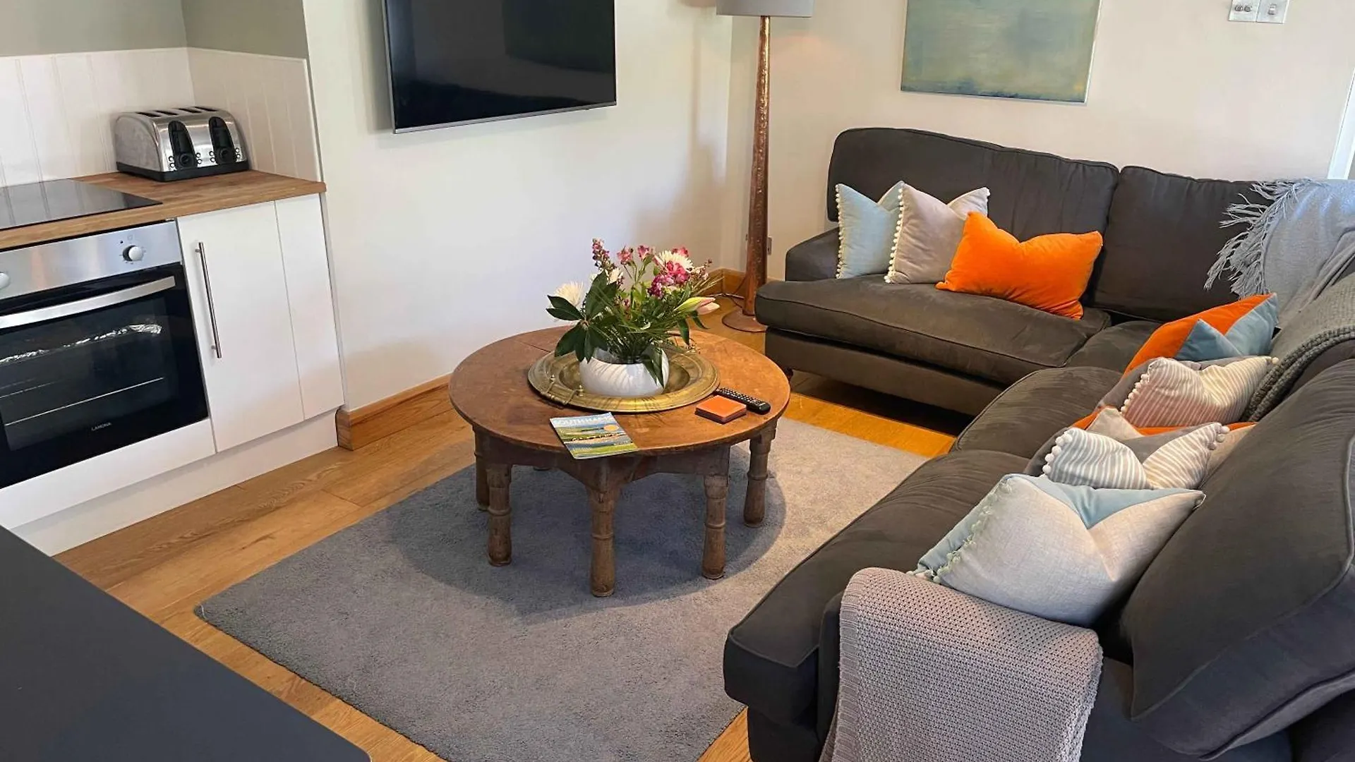 Apartment Just B: Town With Smart Tv And Power Shower *