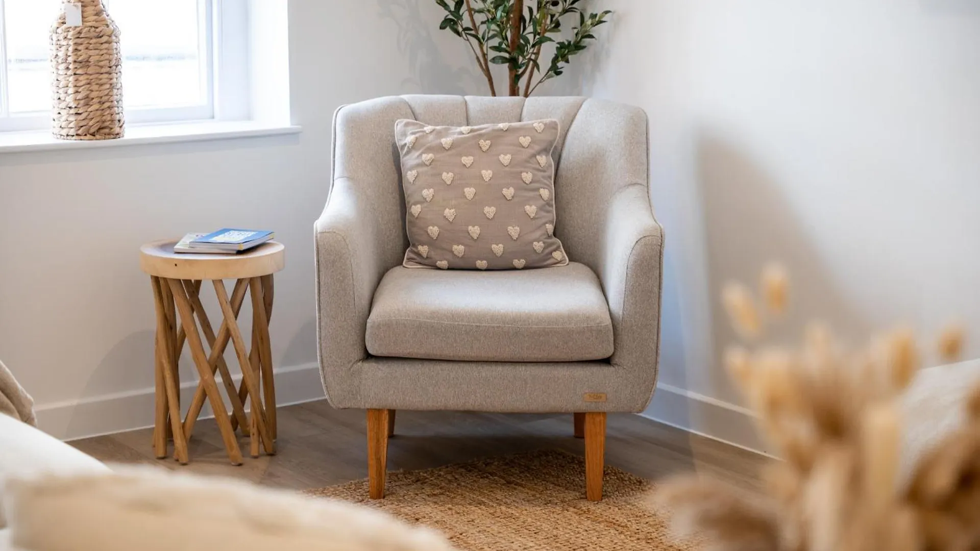Stylish Coastal Living In The Heart Of 아파트 *