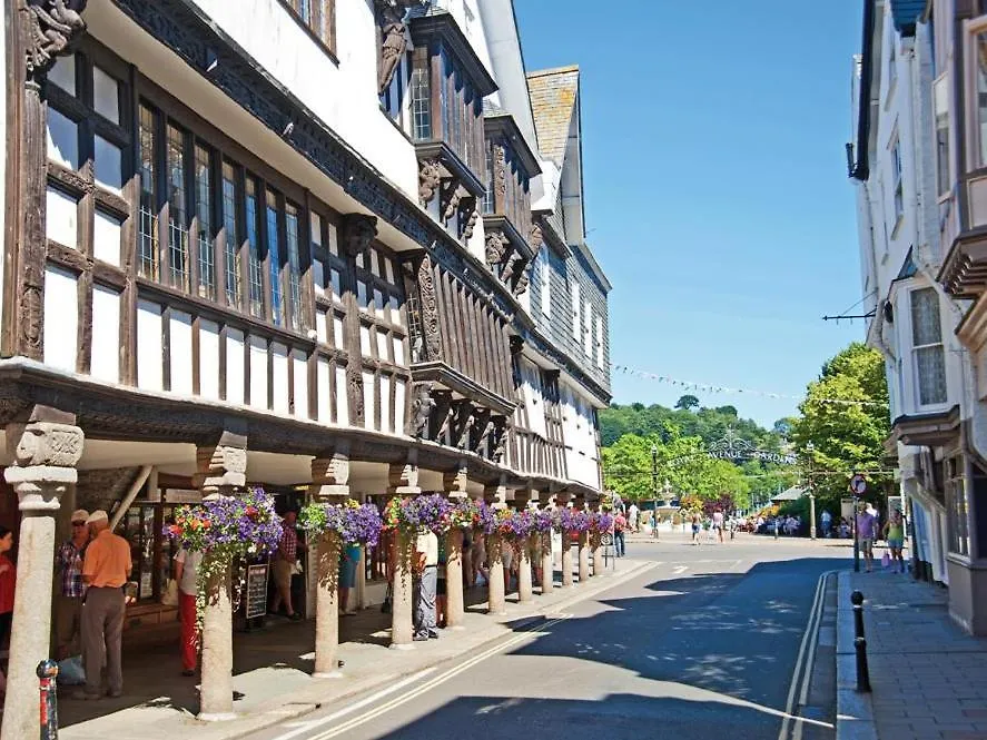 7 Charles Street * Dartmouth