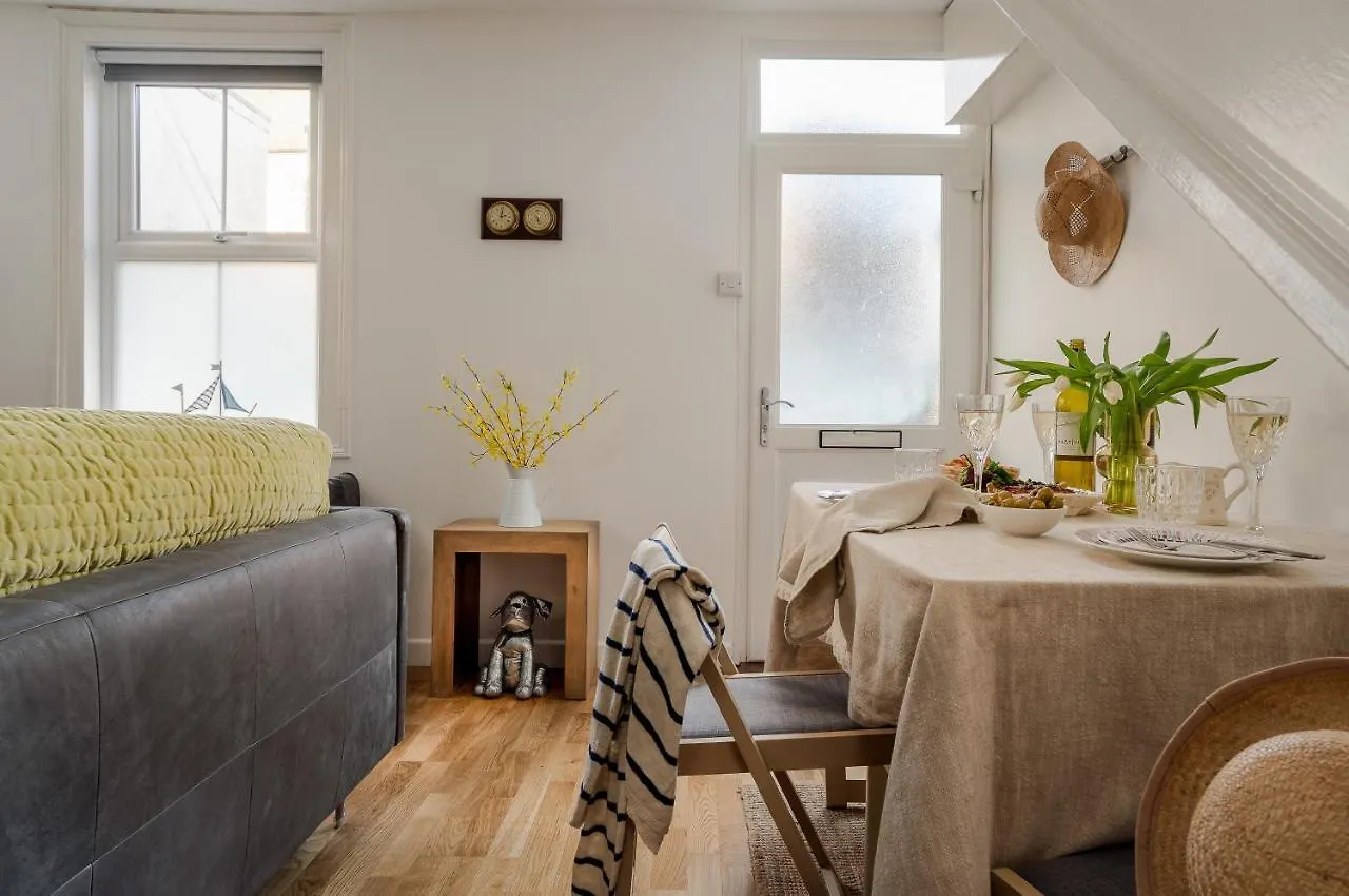 The End House - Cosy And