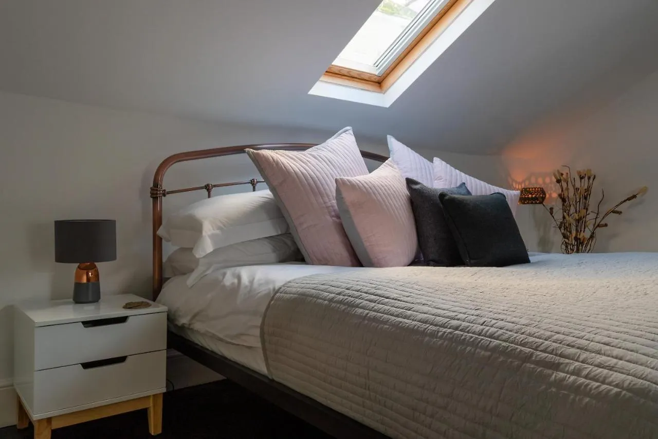 The End House - Cosy And *