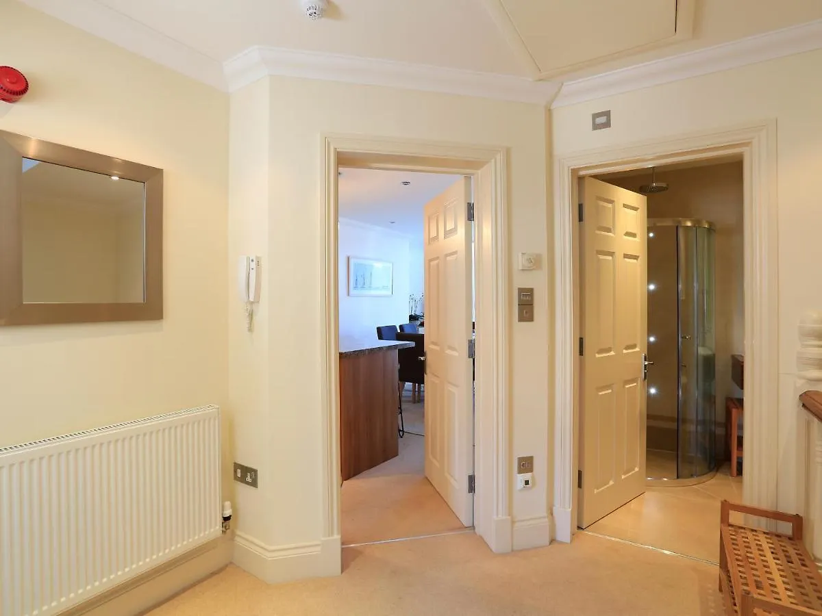 Apartment 2 Embankment House *