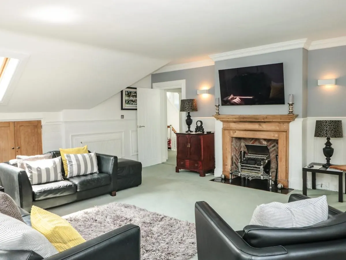 1 The Old Coach House * Dartmouth