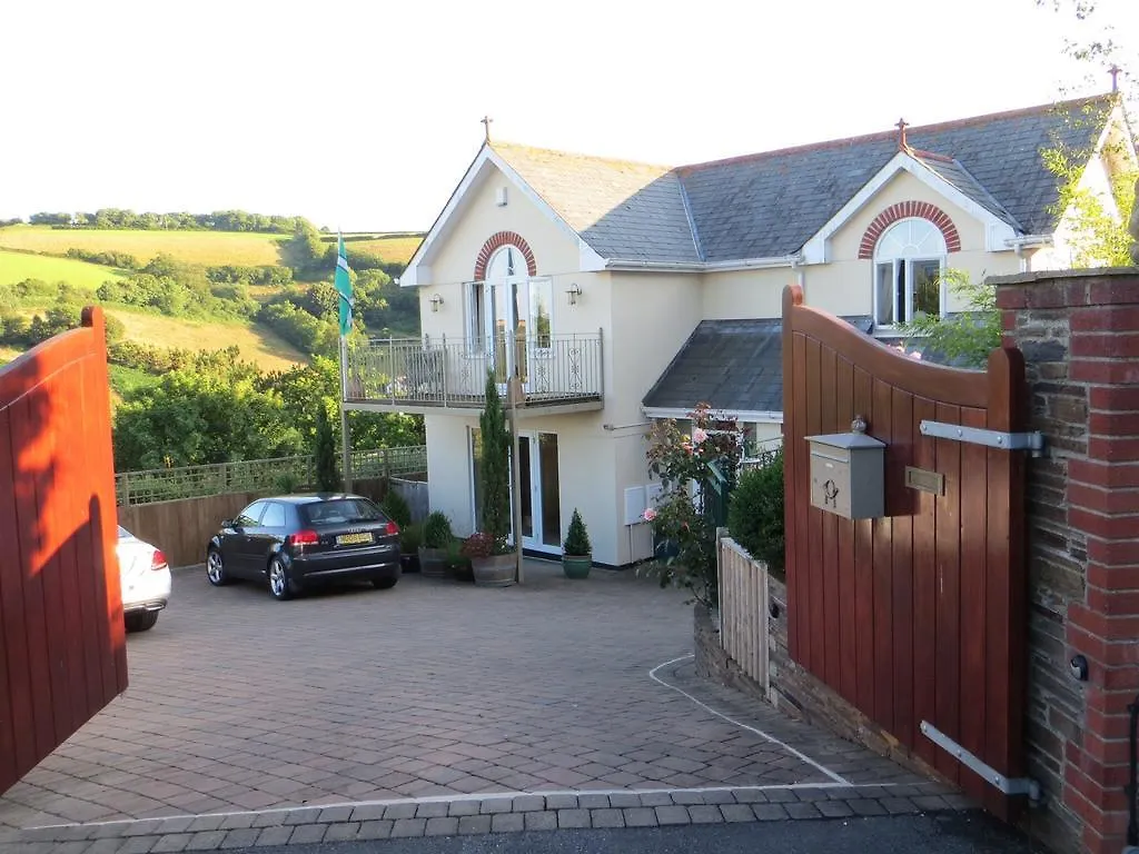 Appletree Court House 5*