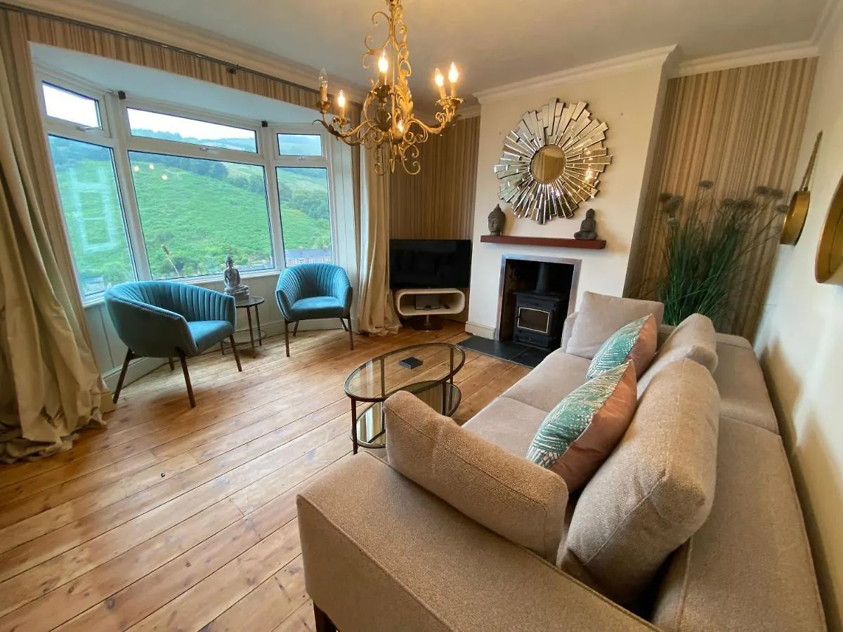 Beautiful 5 Bedroom, Amazing Water & Valley Views Holiday home Dartmouth