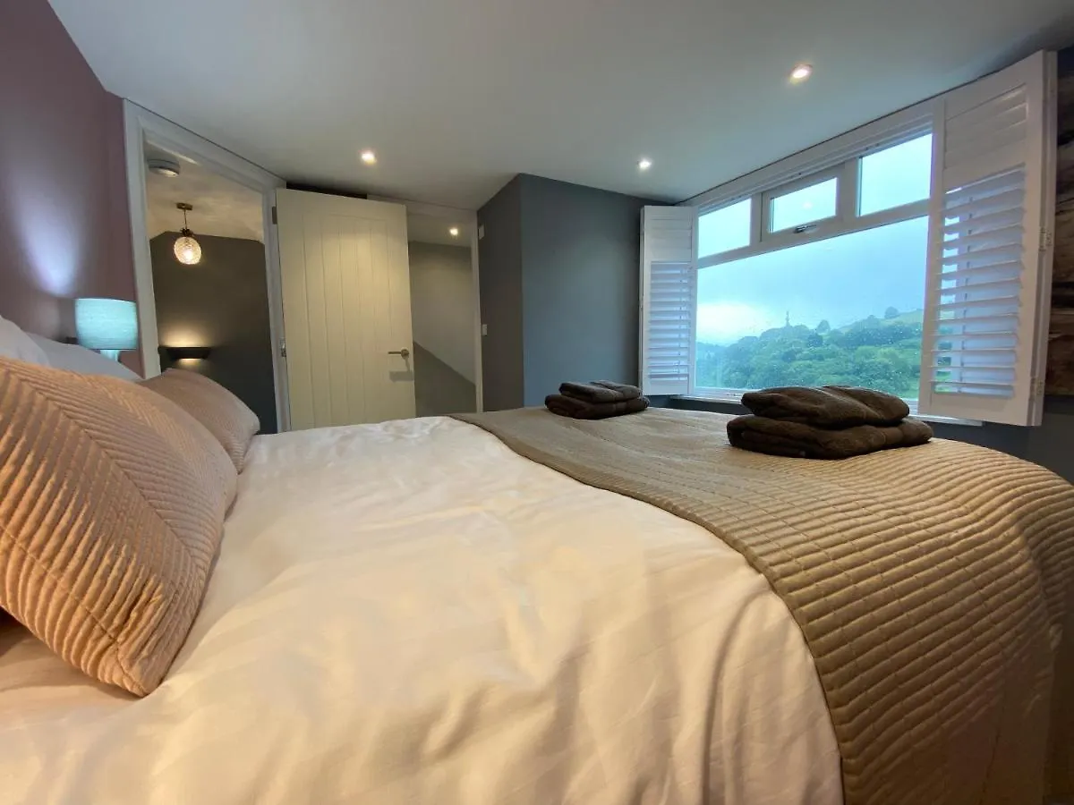 Beautiful 5 Bedroom, Amazing Water & Valley Views Holiday home *