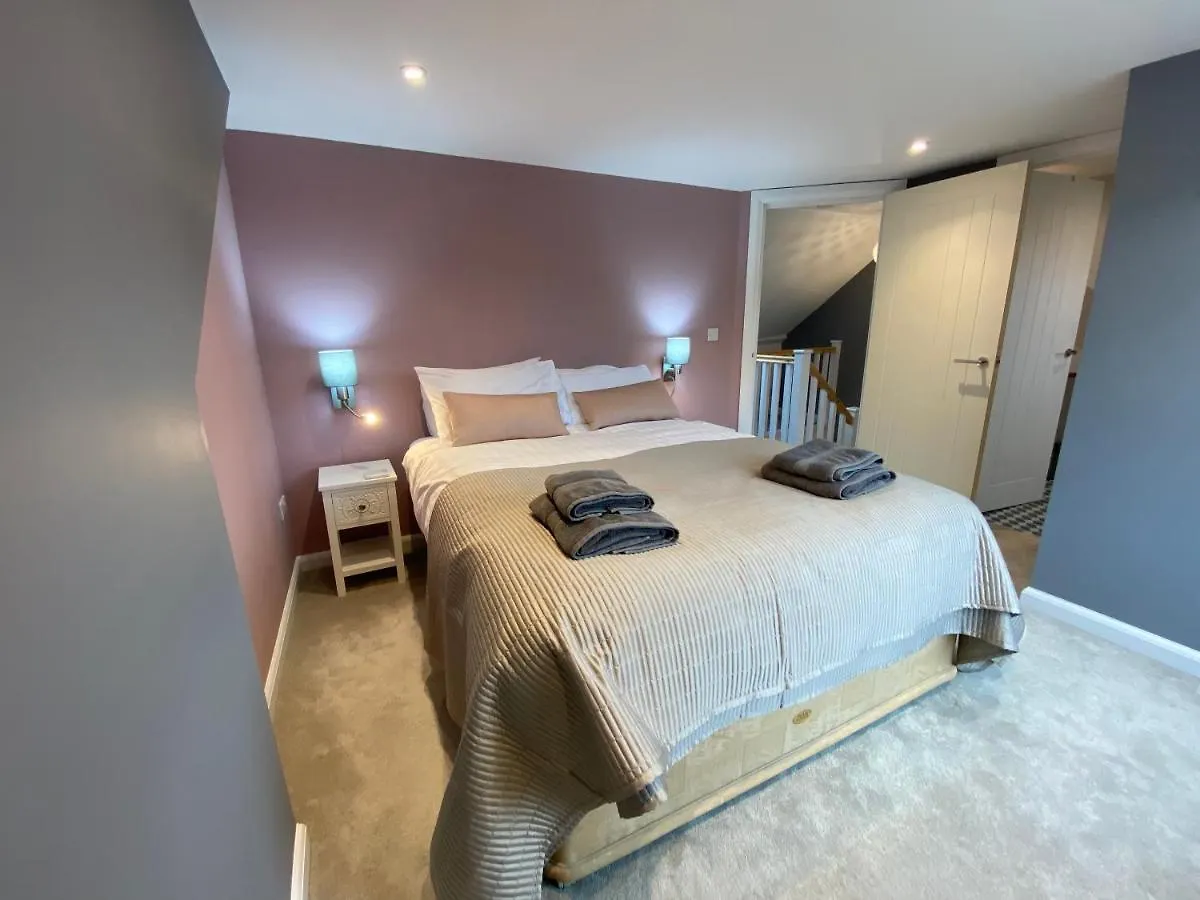 Beautiful 5 Bedroom, Amazing Water & Valley Views * Dartmouth