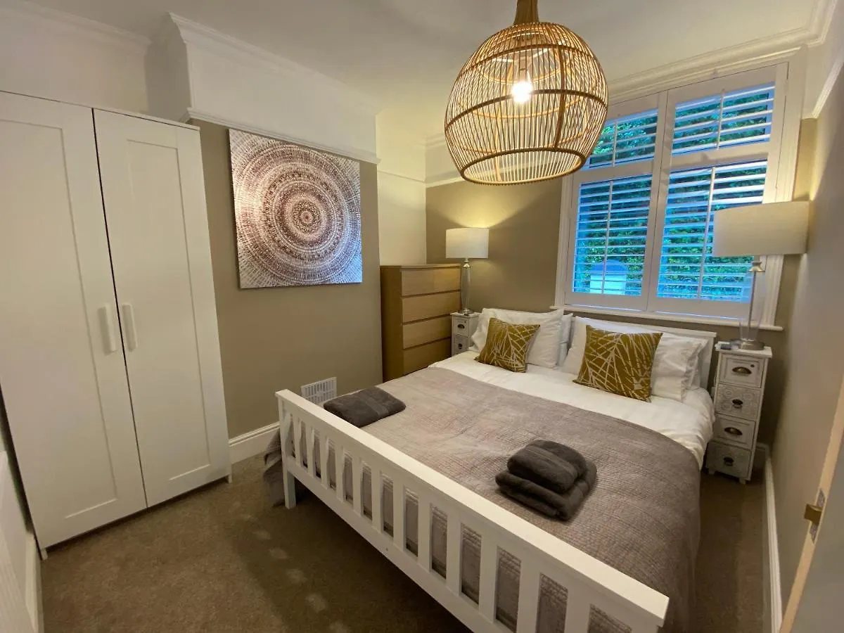 Beautiful 5 Bedroom, Amazing Water & Valley Views Holiday home