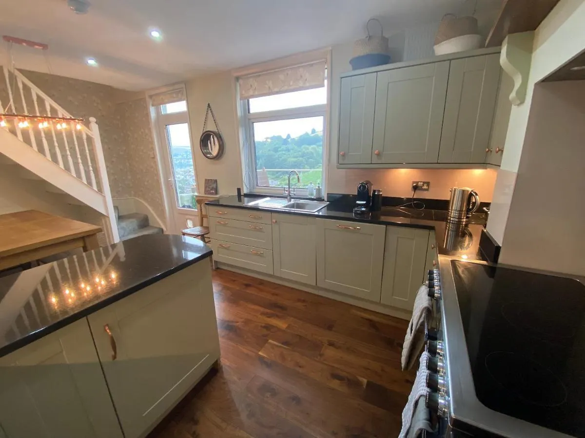 Beautiful 5 Bedroom, Amazing Water & Valley Views