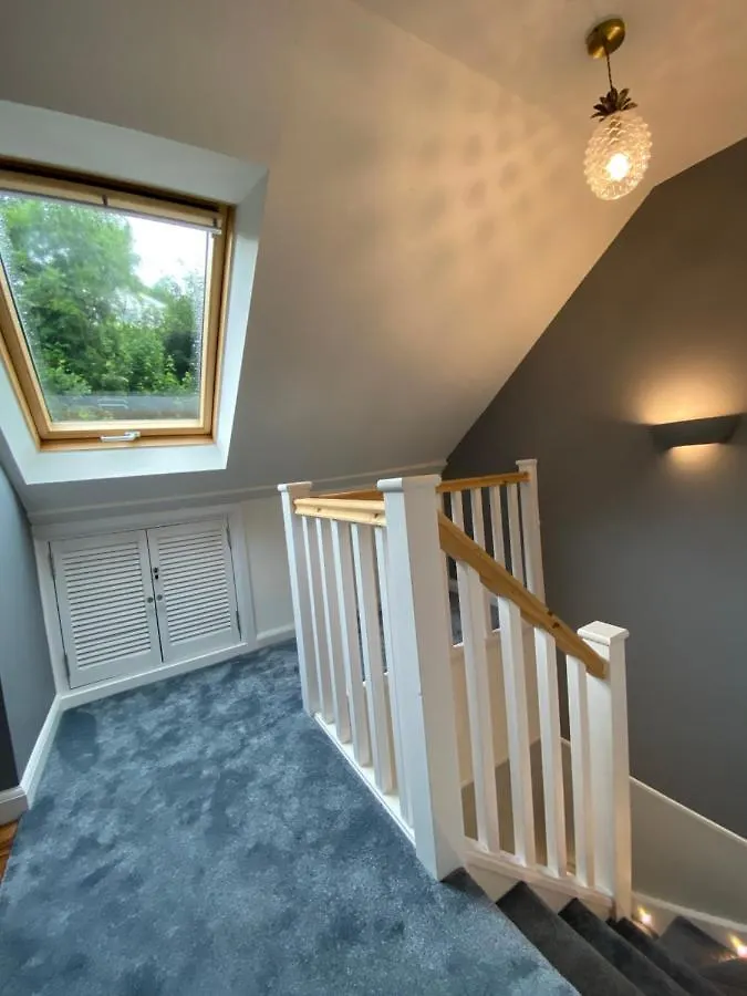 Beautiful 5 Bedroom, Amazing Water & Valley Views Holiday home *