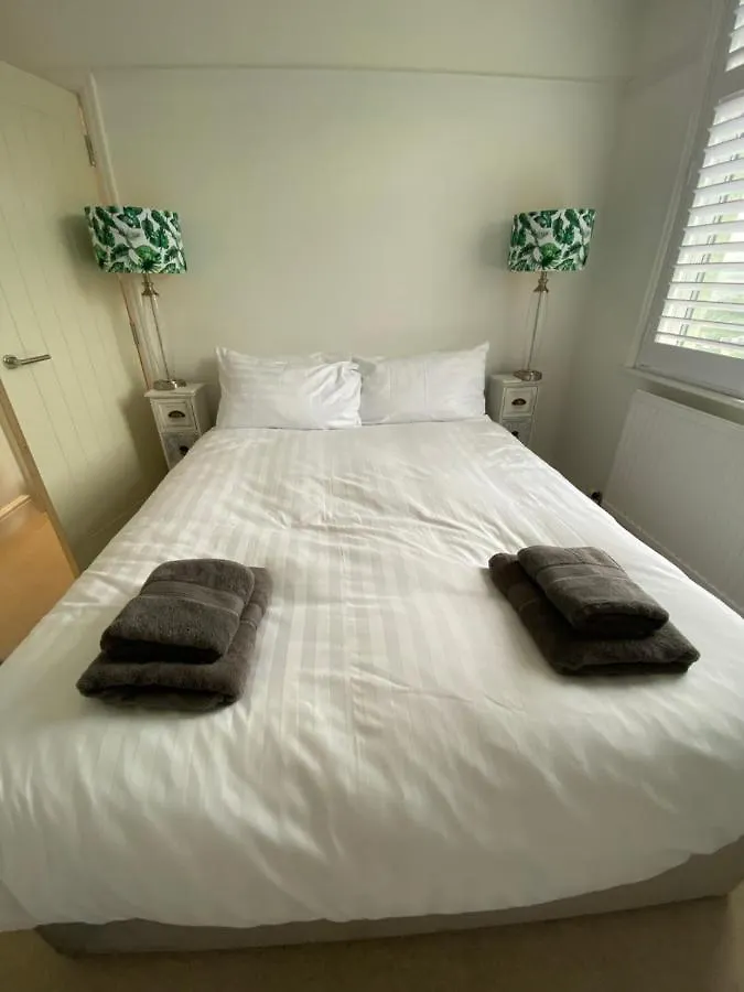 Beautiful 5 Bedroom, Amazing Water & Valley Views Holiday home *