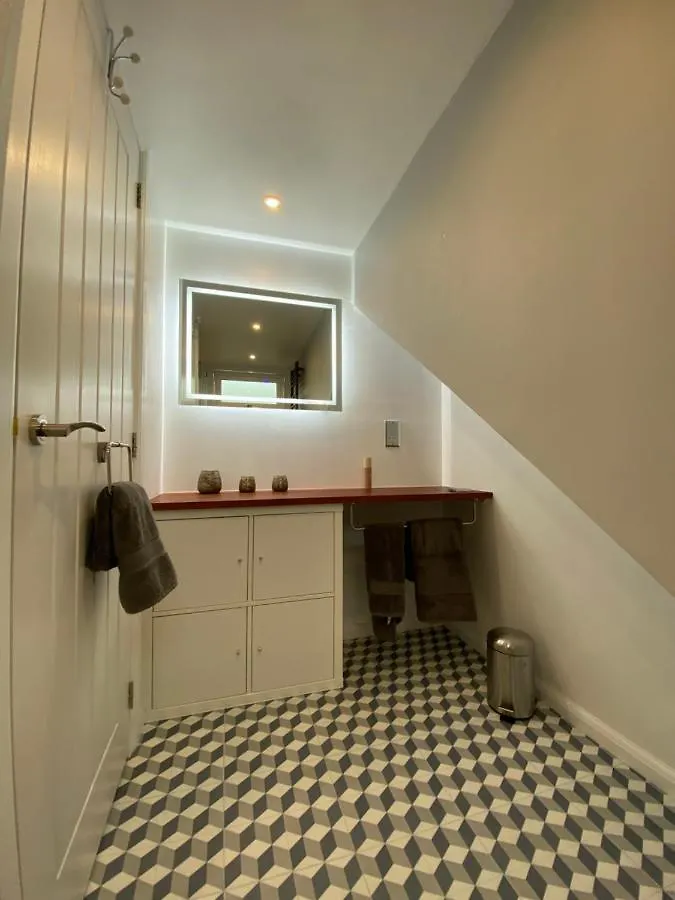 Holiday home Beautiful 5 Bedroom, Amazing Water & Valley Views *