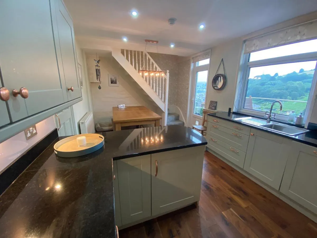 Beautiful 5 Bedroom, Amazing Water & Valley Views *