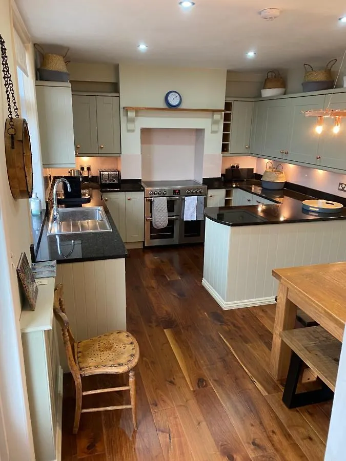 Beautiful 5 Bedroom, Amazing Water & Valley Views Holiday home *