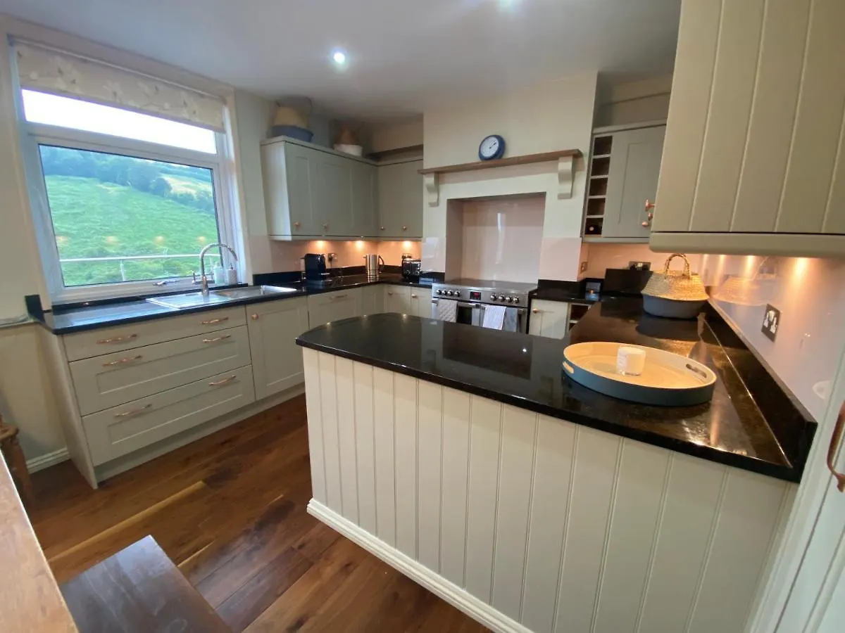 Beautiful 5 Bedroom, Amazing Water & Valley Views *