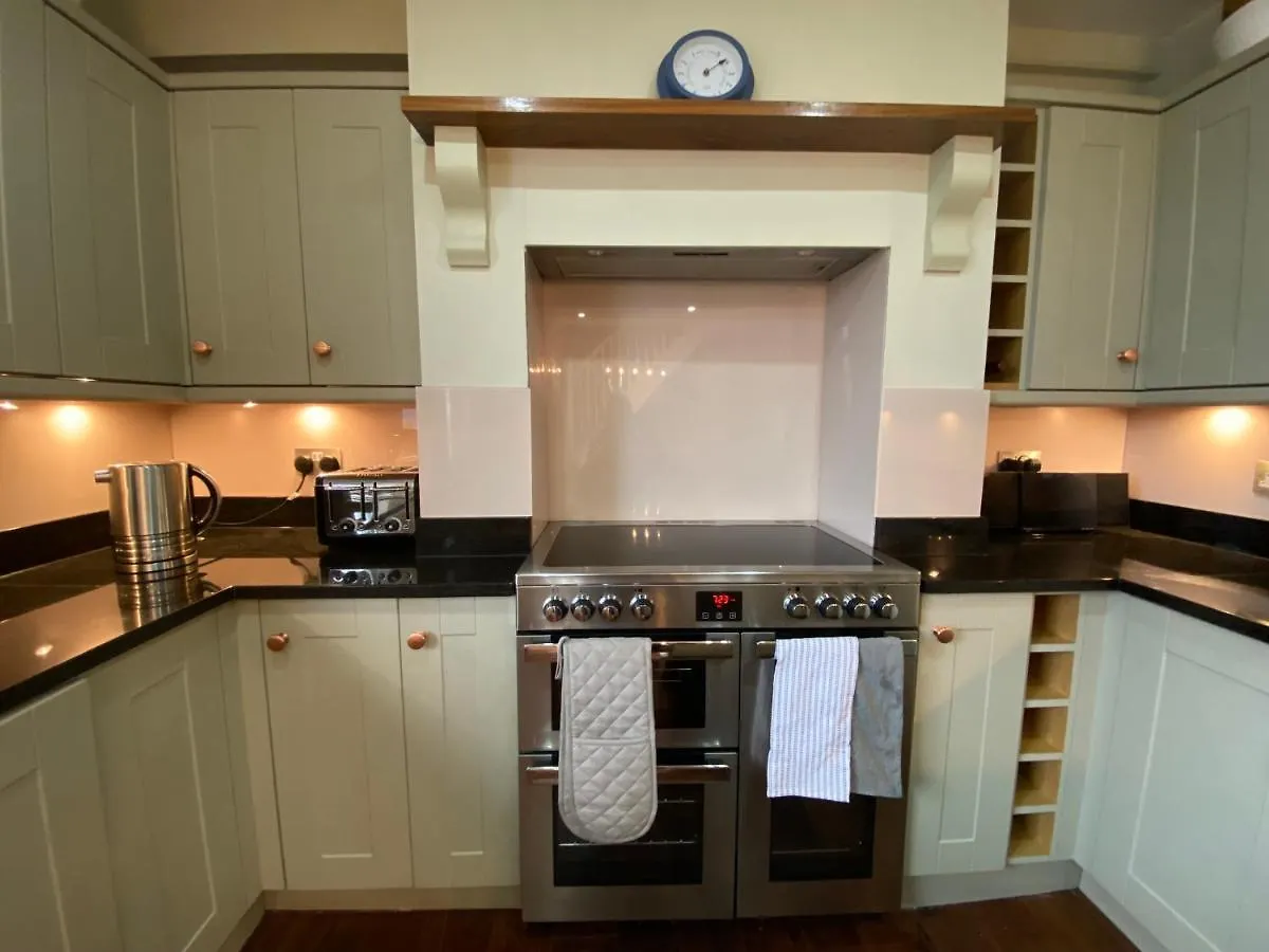 Beautiful 5 Bedroom, Amazing Water & Valley Views