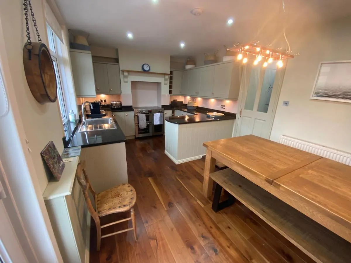 Beautiful 5 Bedroom, Amazing Water & Valley Views Holiday home Dartmouth