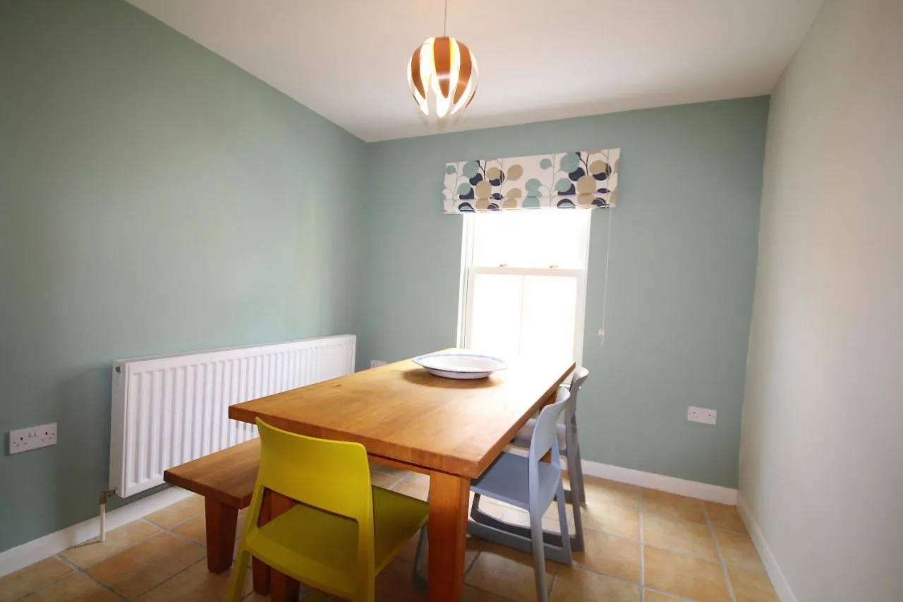 Two Bedroom, Ground Floor Apartment, Ideally Located Close To The Centre Of Apartment *