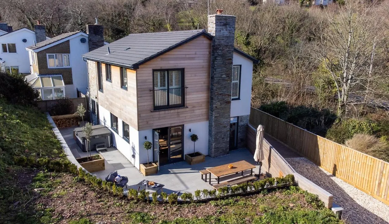 Luxury Detached House On Redwalls, *