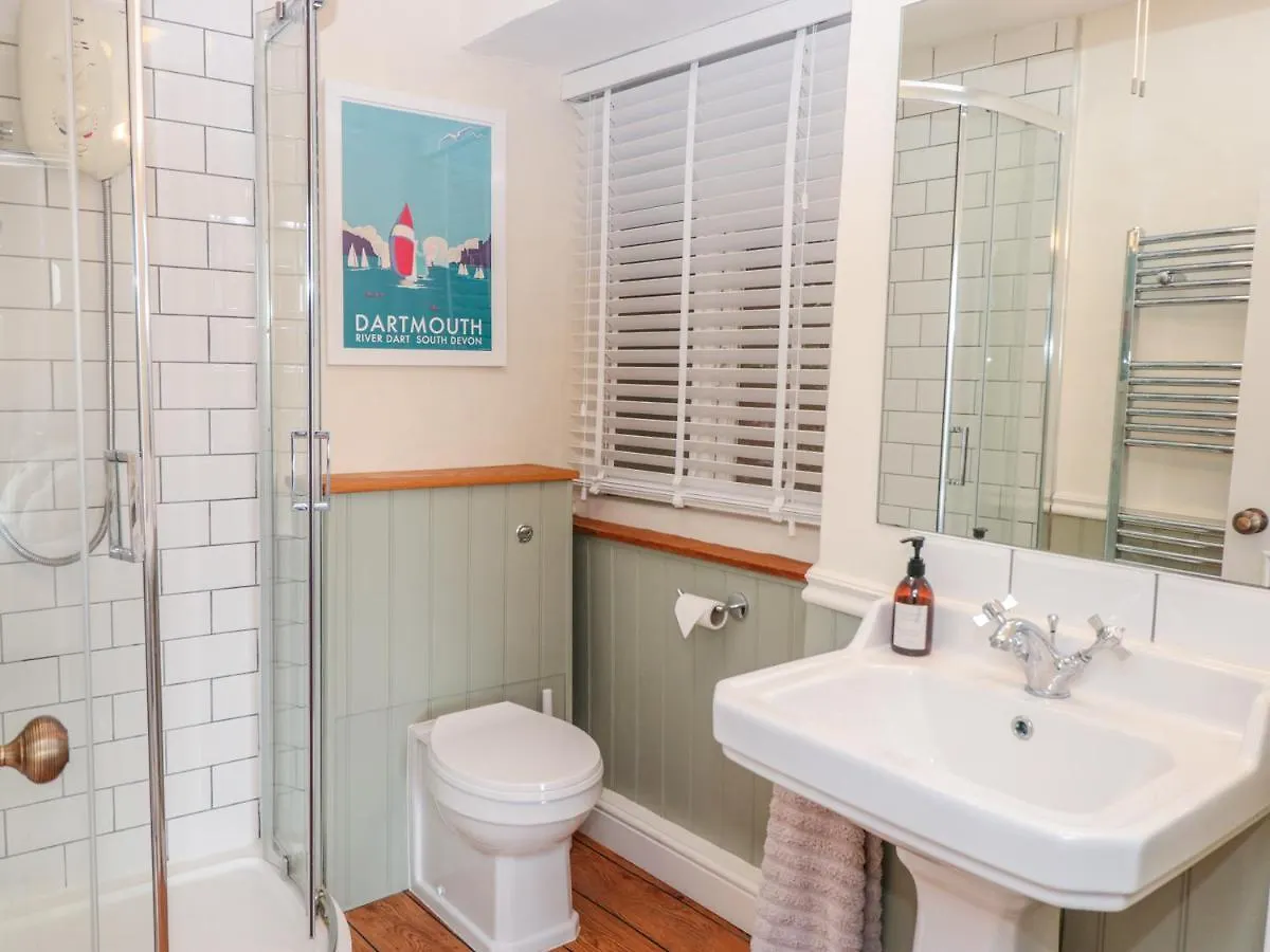 34b Clarence Street Apartment *