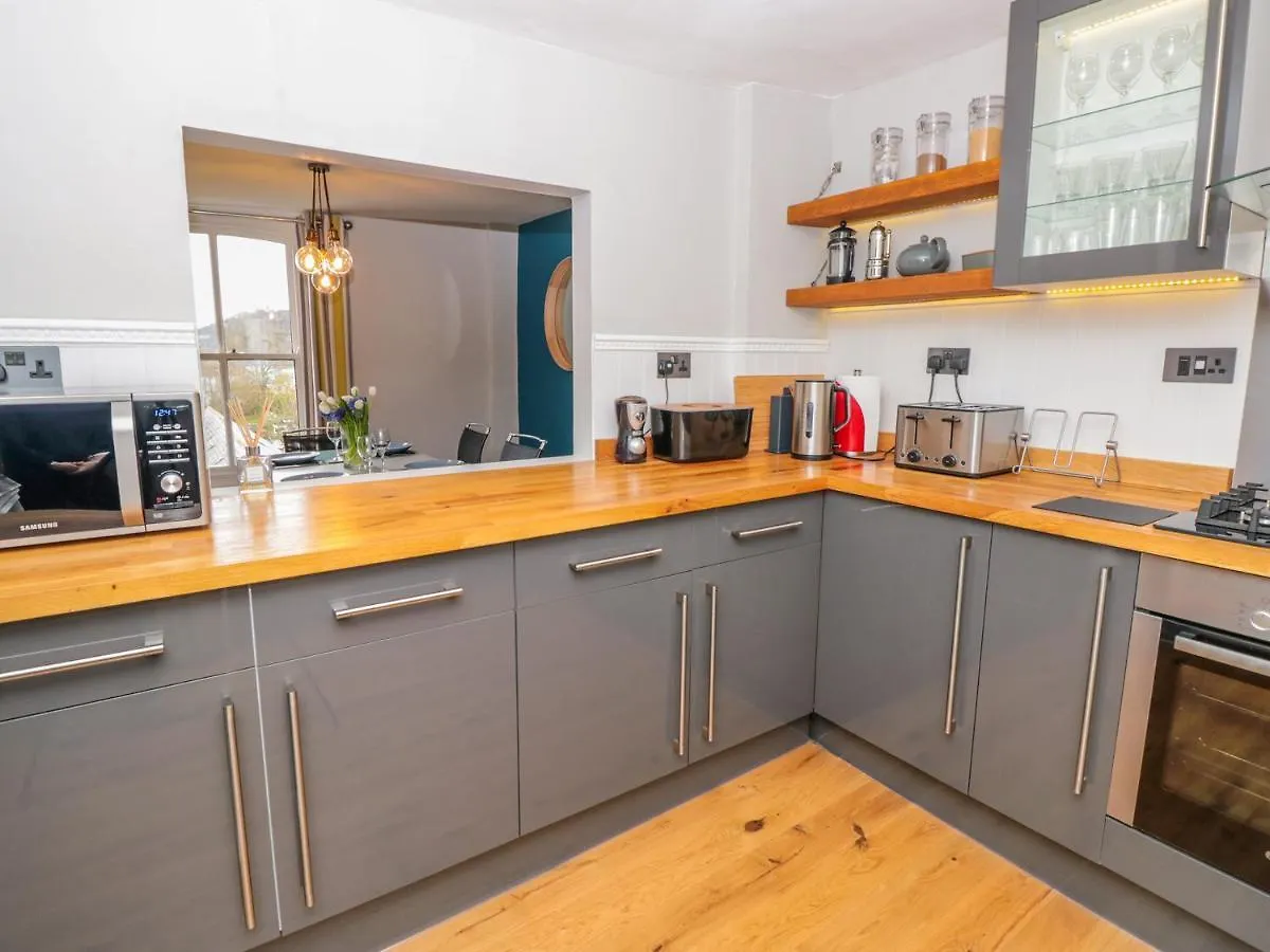 34b Clarence Street Apartment