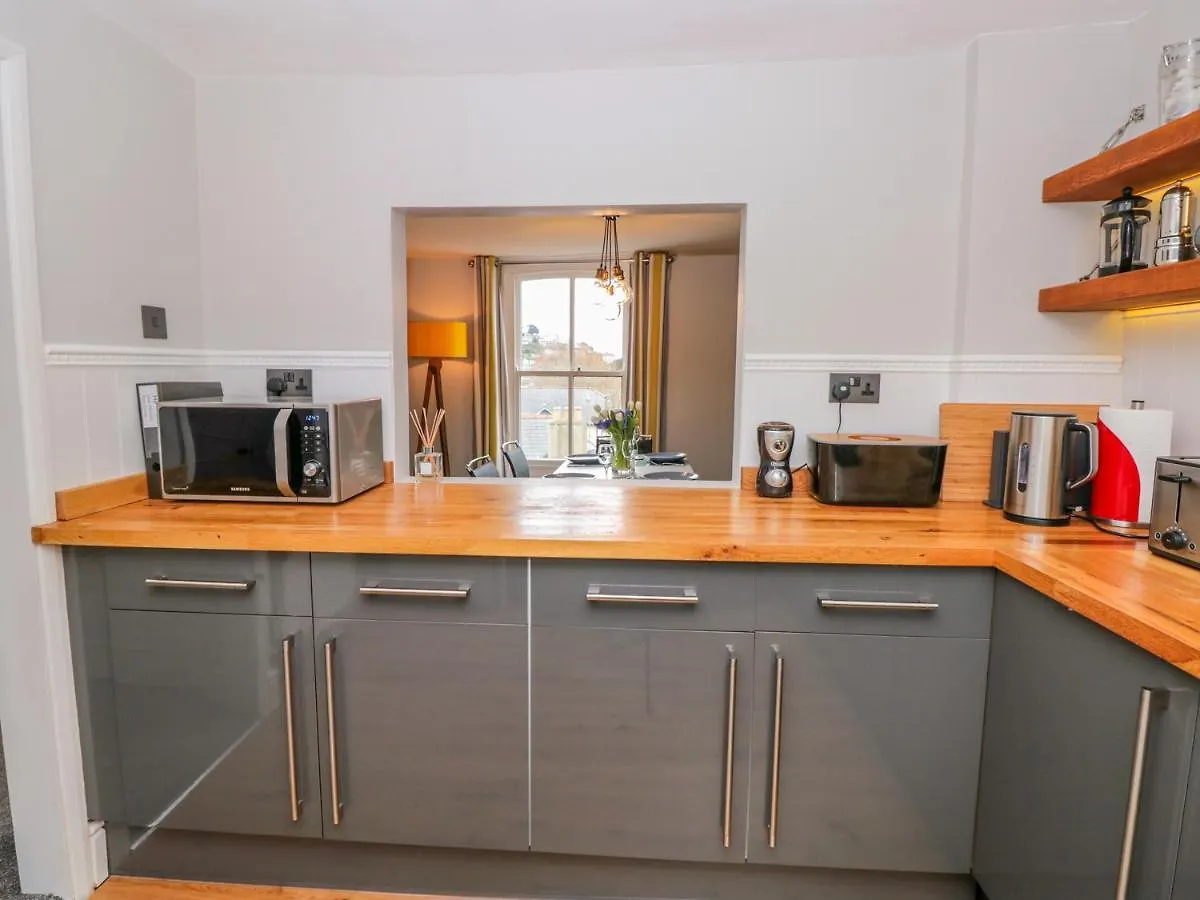 Apartment 34b Clarence Street *