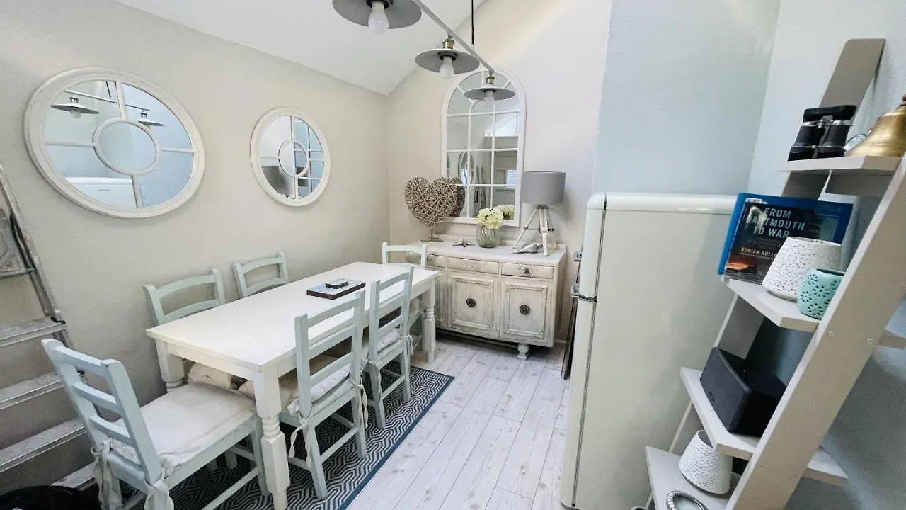 Lily - Chic Yet Traditional With Lovely Garden Space * Dartmouth