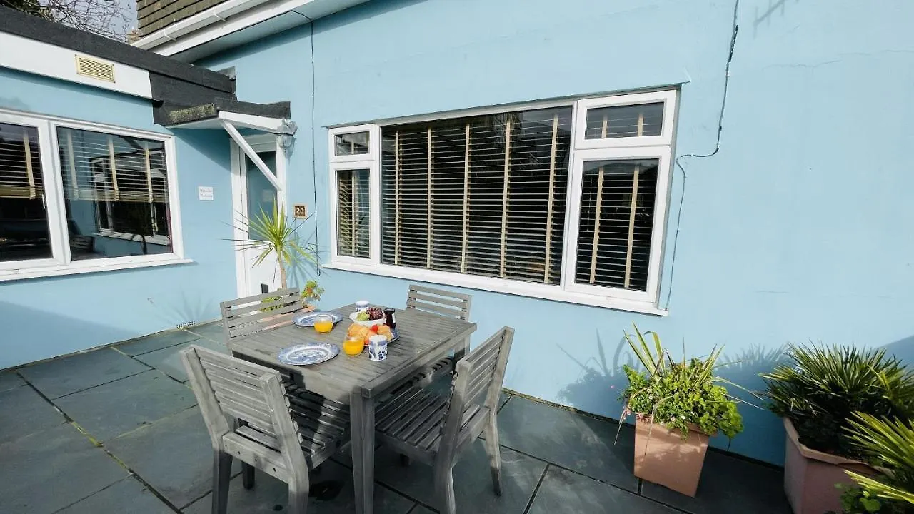 Number 20 - Central, Classic Style, Private And Parking Holiday home Dartmouth