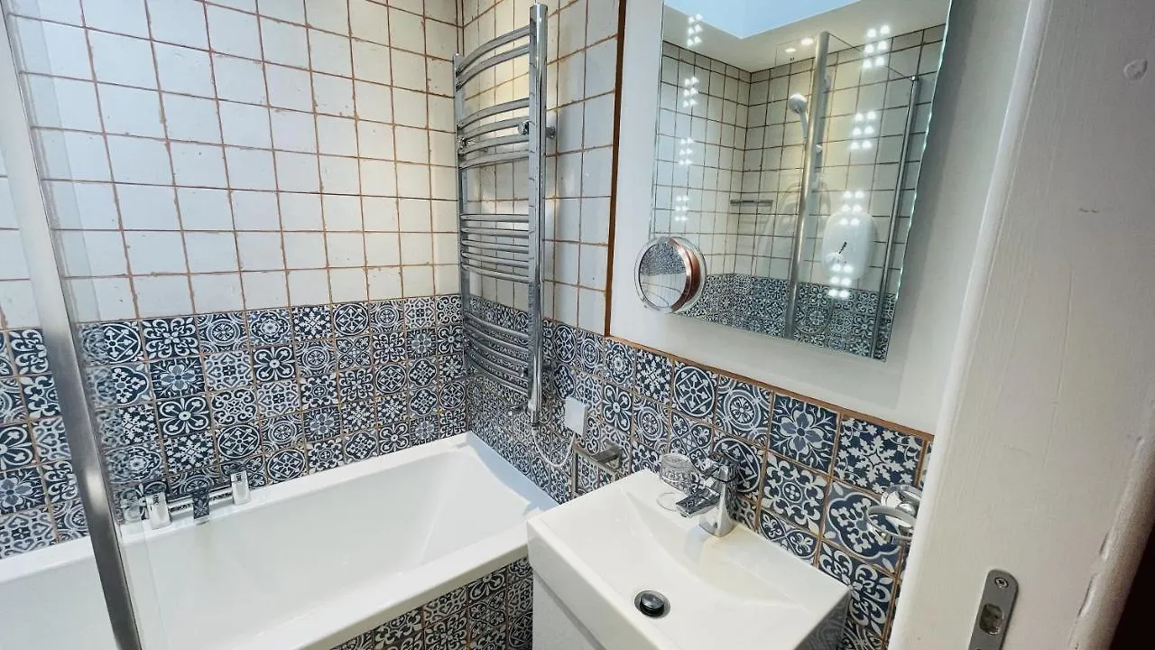 Number 20 - Central, Classic Style, Private And Parking Dartmouth
