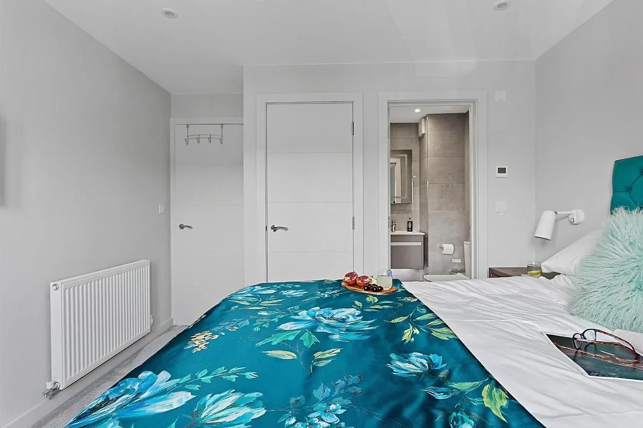 2 De Courcey House - Architect Designed Luxury With Parking, Central Dartmouth
